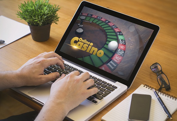 Spela online casino spel som Roulette och Blackjack.